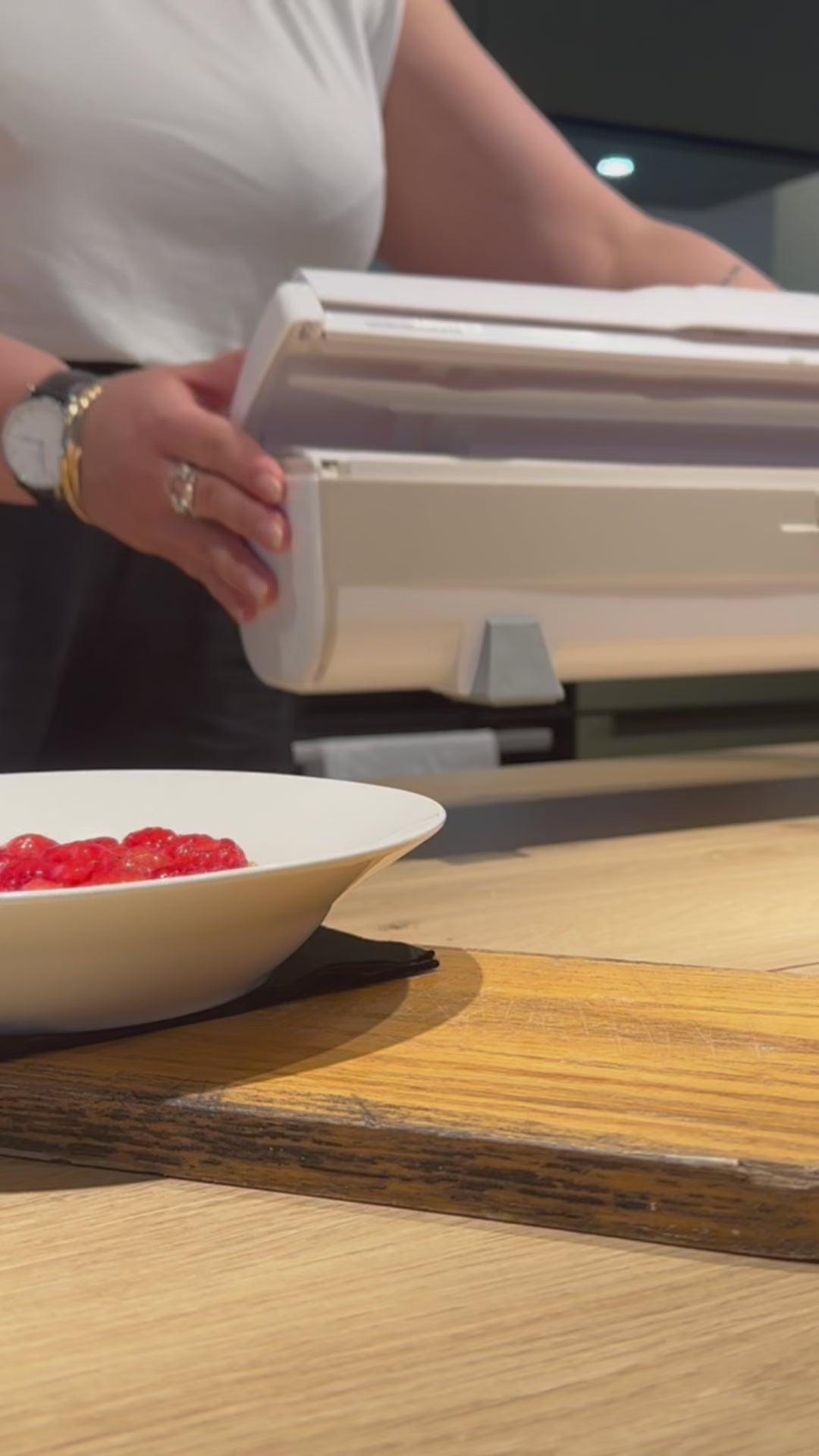 
                  
                    Charger et lire la vidéo dans la visionneuse de la galerie, Dérouleur professionnel inox de film alimentaire universel 30cm -45cm
                  
                